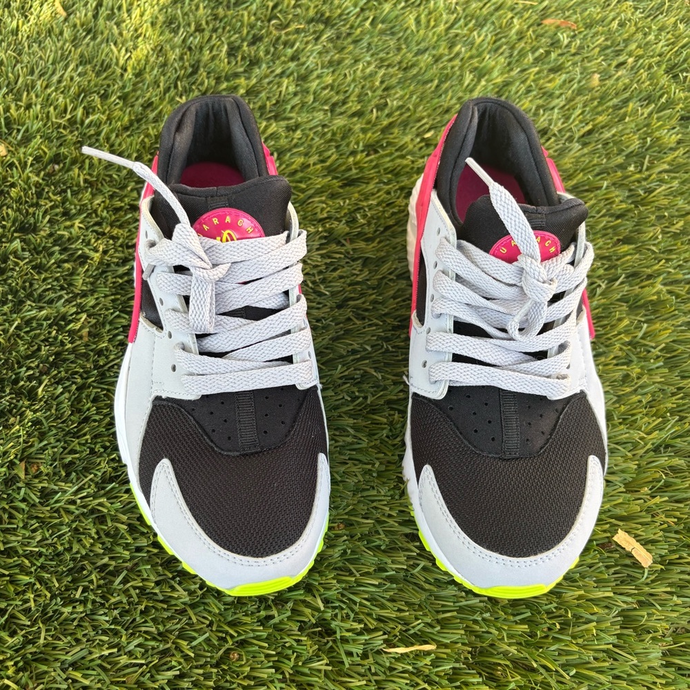 Nike Huarache Run Athletic  KidsShoes Black and Pink Size 4.5Y